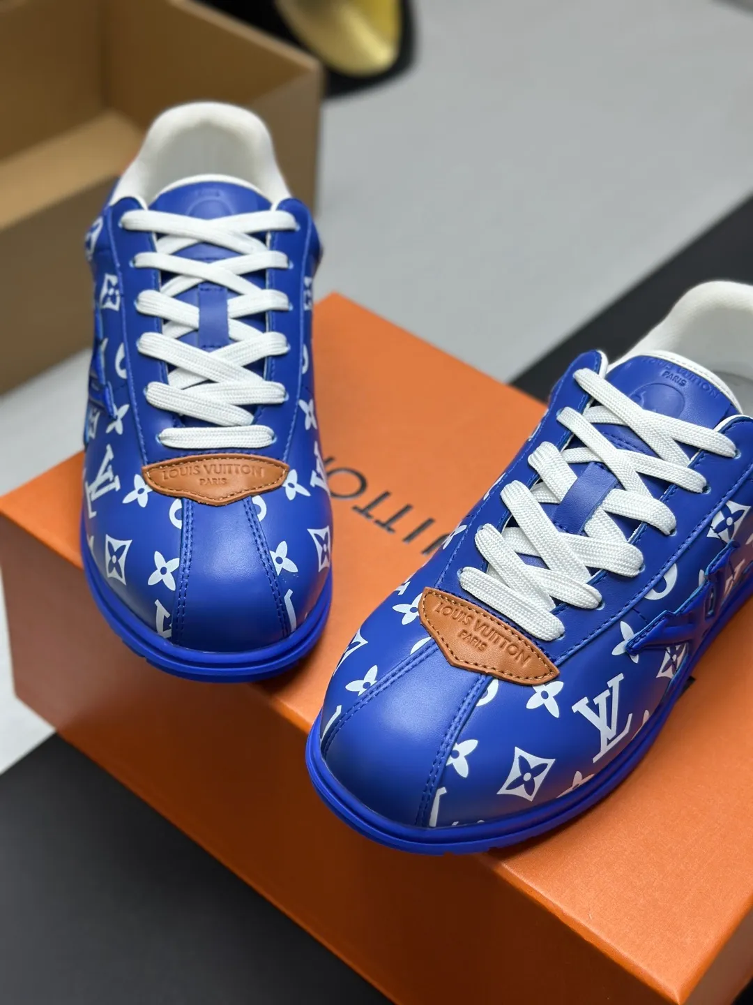 👟👟Ex-factory price 680👟👟 Full set of packaging with airplane box💰Top version LV-Louis Vuitton-classic catwalk new style 1:1 development replica of the original version! ! The upper foot is very comfortable. It is made of luxurious materials and fine workmanship. The midsole is printed with English letters "Made in Europe". The upper is made of calfskin imported from Italy. The side is decorated with the brand's LOGO and signature. The latest latex foot pads and mesh lining make the foot feel super comfortable. The original two-color TPU combination outsole is specially provided by the original factory. Bag technology Goodyear stitched edges Fabric: Exclusive customized first-layer cowhide Accessories: Exclusive private model Vuitton logo, lining: Customized silk mesh lining - first-layer silk cowhide lining Outsole: TPU combination outsole wear-resistant, non-slip and anti-yellowing Foot pads: new latex pads-mesh sweat-absorbent Counter technology: fully computerized sewing machine wire drawing Toe box back cover Hot and cold shaping Full set of pull-top lasts with medium and low logo patterns Special counter packaging - shoelaces, certificate, card, instructions, certificate of quality, dust bag, the most complete packaging on the entire network, women's 35-40 men's 38-46 (38/46 customized, non-refundable! GD9916